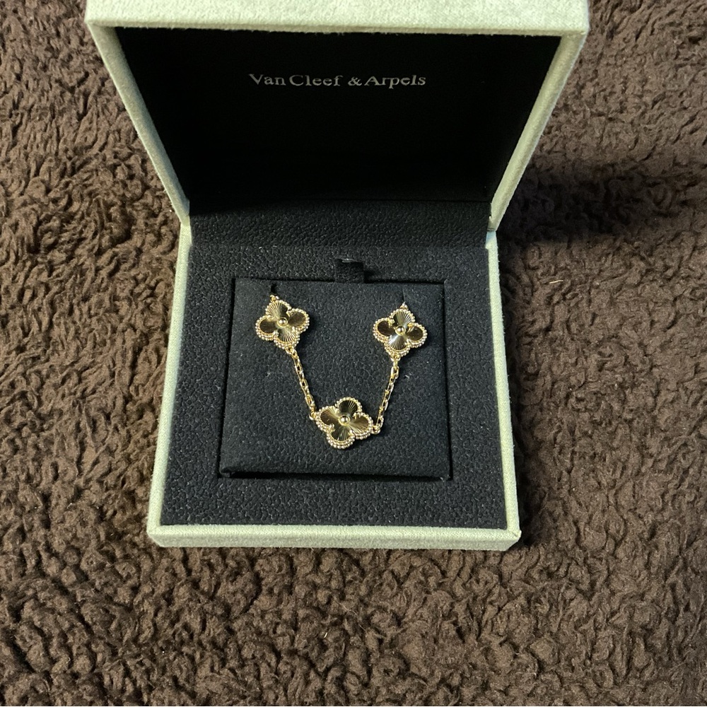 Van Cleef & Arpels Gold Clover Bracelet - Picture 3 of 5